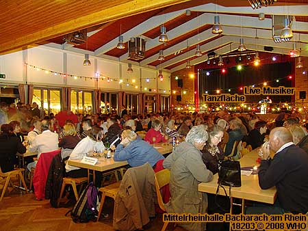 In the Mittelrheinhalle (Middle Rhine Hall) Wine God "Bacchus" from Bacharach welcomes the guests with maudlin words. There is live music and dance with a sole entertainer.