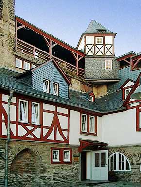 View from the castle yard of castle Stahleck towards the buildings and the castle wall on the west side. Foto:  WHO, 19. Oktober 1998